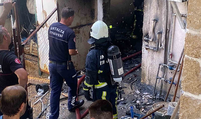 Depoda çıkan yangın eve sıçrar sıçramaz söndürüldü