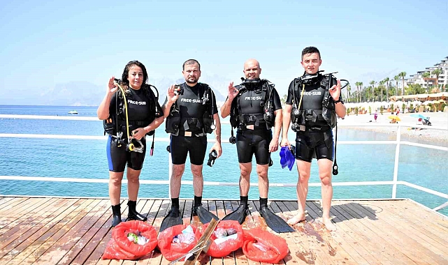 Dip temizliği yapıp denizde bayrak açtılar