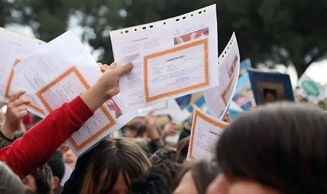 Dönem Bitiyor, Öğrenciler Karnelerini Alıyor. Kaç Öğrenci Karne Alacak?