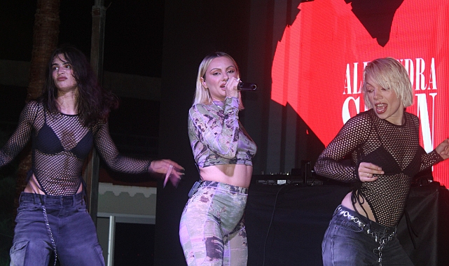 Dünyaca ünlü şarkıcı Alexandra Stan Antalya'da sahne aldı