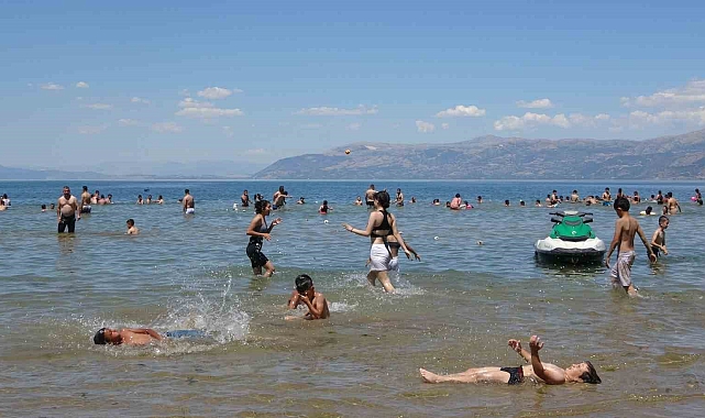 Eğirdir Gölü Akdeniz sahillerini aratmadı