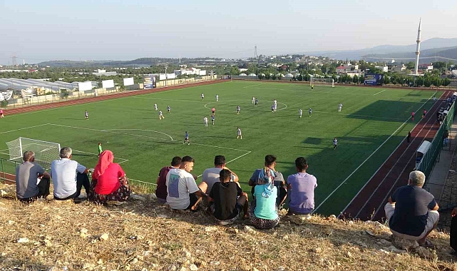 Erkekler sahada, futbolsever kadınlar tribünde