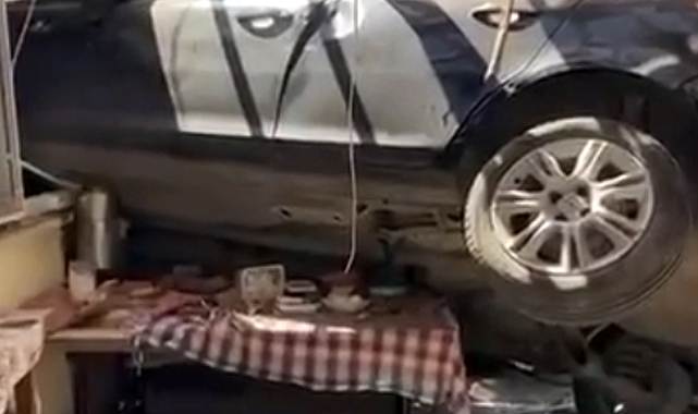 Evinde kahvaltı yaparken otomobilin altında kaldı