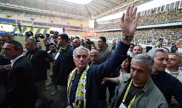 Fenerbahçe’de teknik direktör Jose Mourinho için imza töreni düzenlendi