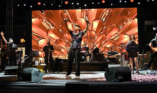 Festivalin son gününde Ispartalılar şarkıcı Altay'la doyasıya eğlendi