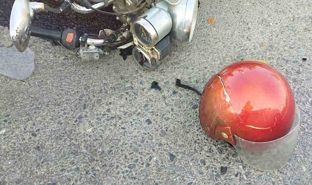 Gazipaşa'da motosiklet sürücüsünün hayatını kask kurtardı