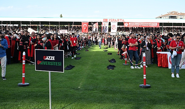 Gazze'deki üniversiteler için mezuniyet cübbesi bırakıldı