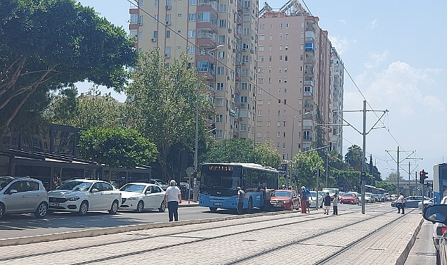 Halk Otobüsü İle Otomobil Çarpıştı!