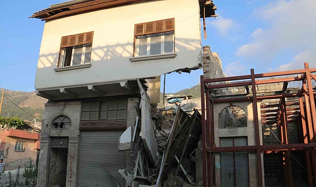 Hatay'da 2 katlı hasarlı binada çökme meydana geldi