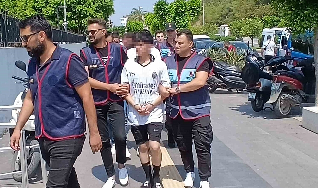 İş yerlerinden kıyafet çalan hırsızlar yakalandı, esnaf derin bir nefes aldı