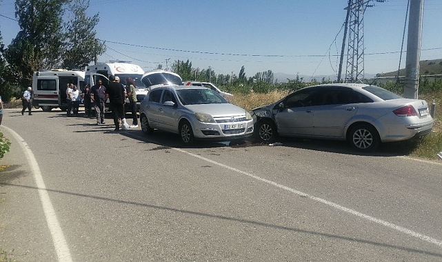 Isparta'da otomobiller kafa kafaya çarpıştı: 3 yaralı