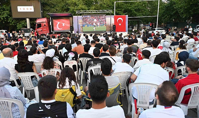 Isparta'da vatandaşlar milli maç heyecanını dev ekrandan takip etti