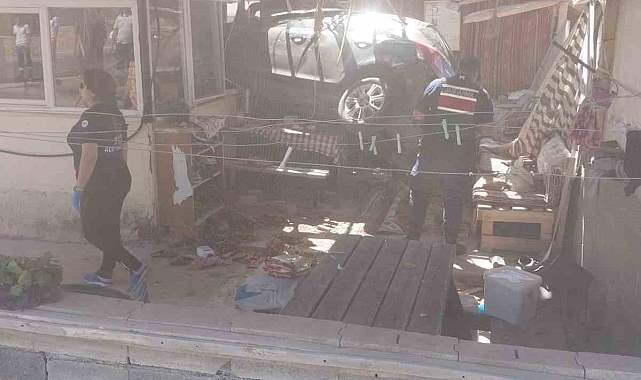 Kahvaltı yaparken eve giren otomobilin çarptığı adamdan acı haber geldi