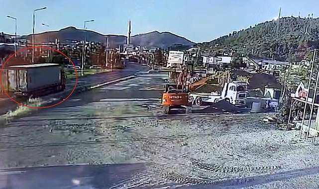 Kamyon sürücüsünün hayatını kaybettiği kaza kamerada