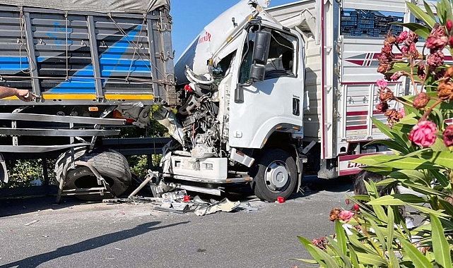 Kamyonun TIR'a çarptığı 2 kişinin öldüğü kaza; motosiklet sürücüsünün kask kamerasında