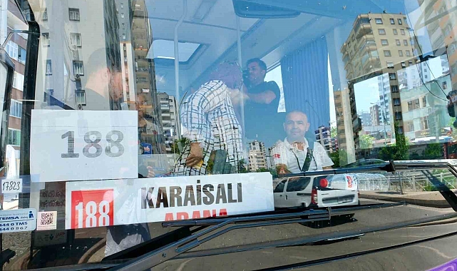 Karaisalı'da otobüs durağına yazı yazarak Zeydan Karalar'dan yeni otobüs isteyen ilçe halkının arzusu yerine getirildi