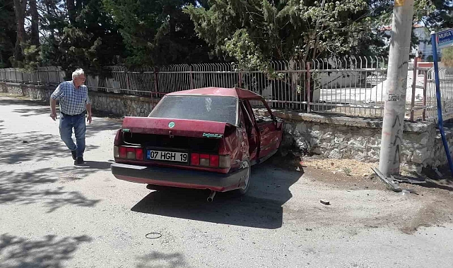 Kavşağa kontrolsüz giren otomobil ile minibüs çarpıştı, 1 yaralı