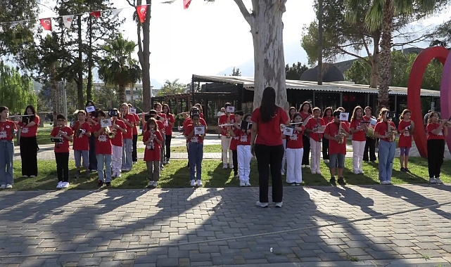Kemer Belediyesi Gençlik Orkestrası'ndan mini konser