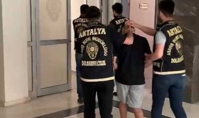 Kendilerini üst düzey emniyet yetkilisi olarak tanıtıp 2,5 milyon TL dolandırdılar