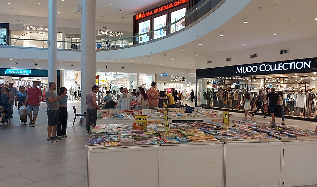 Kitap standına ilgi yoğun oldu