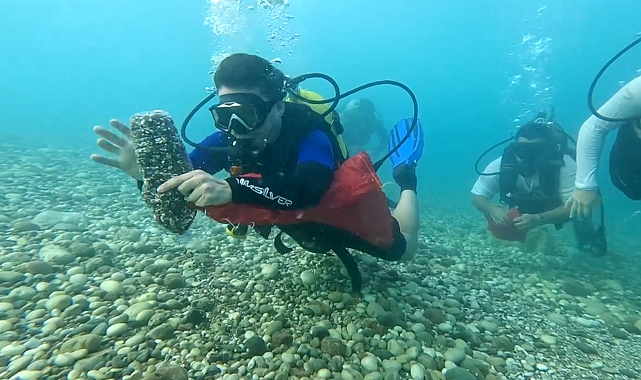 Konyaaltı Sahili'nde Deniz Temizliğinde Şaşırtan Buluntu: Taş Dolu Plastik Şişeler