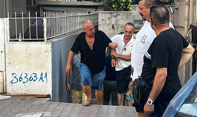 Köpeğini gezdirip geldiğinde, arkadaşını evde ölü buldu