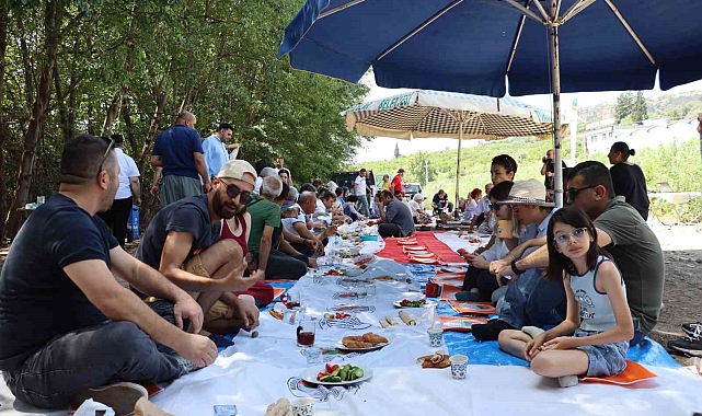 Mersin'de çevre sorunlarına karşı 'Yeryüzü Sofrası' kuruldu
