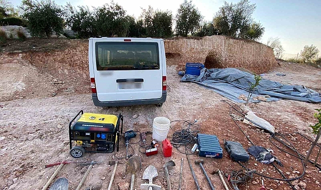 Mersin'de define aramak için kaçak kazı yapan 3 şüpheli yakalandı