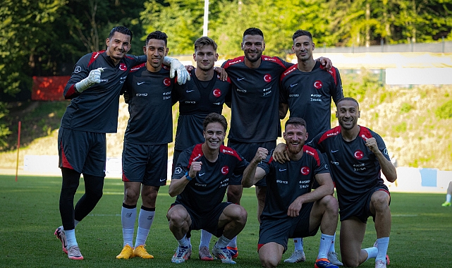 Milliler Sahada Antalyalılar Tribünde