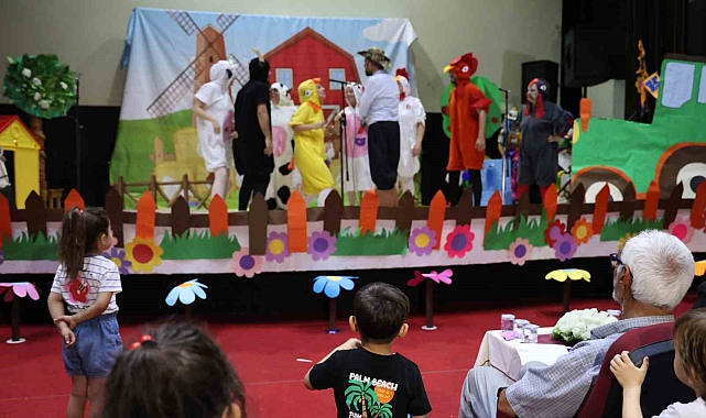Minikler bu kez anne ve babalarını sahnede izledi