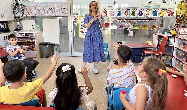 Miniklerin Huri öğretmeni, engellerini öğrencileriyle aşıyor