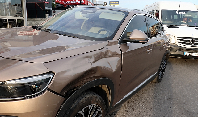 Motosiklet ile otomobil çarpıştı