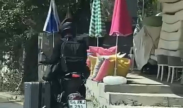 Motosikletlinin valiziyle tehlikeli yolculuğu