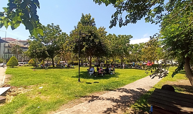 Öğrenciler sınıfta veliler parkta terledi