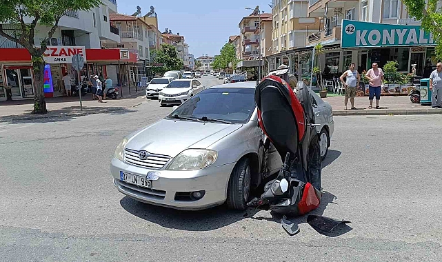 Otomobile çarpan motosiklet amuda kalkarak durdu: 2 yaralı