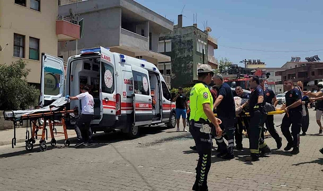 Otomobille hafif ticari araç çarpıştı, sıkışan sürücüyü itfaiye ekipleri kurtardı