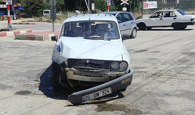 Otomobille minibüs çarpıştı: 3 yaralı