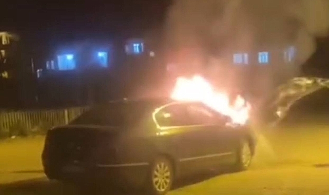 Park halindeki otomobil alev alev yandı; o anlar kamerada