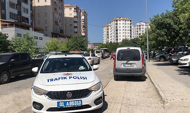 Rüzgarın azizliğine uğrayan genç kızın imdadına polis yetişti