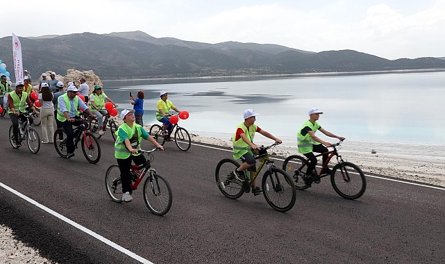 Salda Gölü'nde farkındalık için pedal çevirdiler