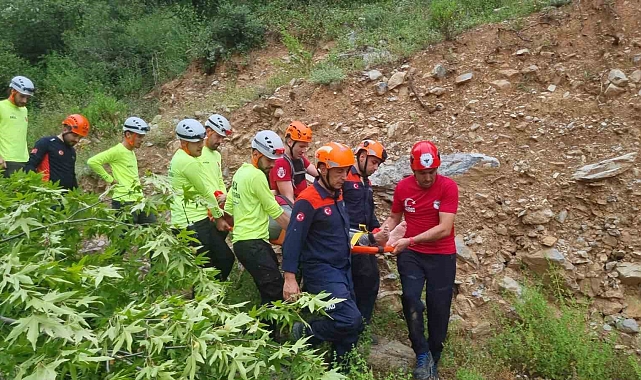 Şelale kanyonunda mahsur kalan anne kız kurtarıldı