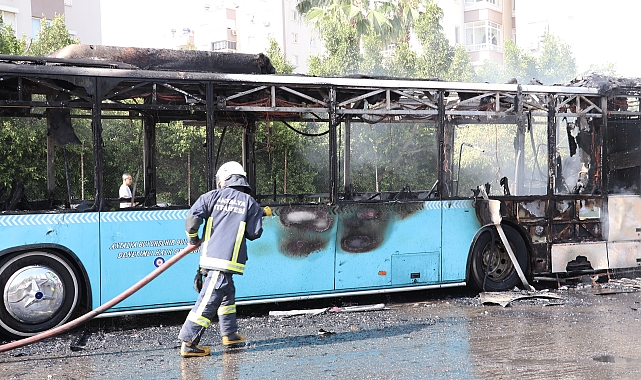 Seyir halinde alev alan halk otobüsü küle döndü; o anlar kamerada