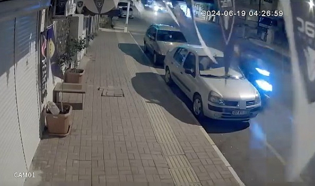 Seyir halindeki motosikletle park halindeki araçların aynası tekmeleyip kırdılar