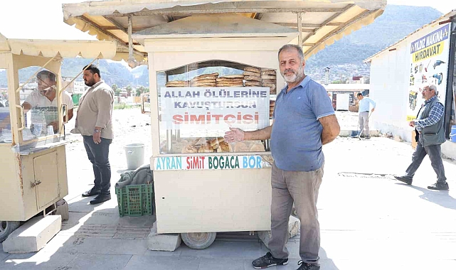 Seyyar aracının camına 'Allah ölülerine kavuştursun simitçisi' yazdıran simitçiyi gören bir daha bakıyor