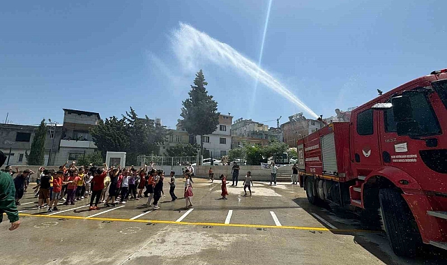 Sıcaktan bunalan öğrenciler, itfaiye ekiplerinin sürpriziyle serinledi