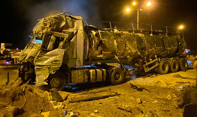 Süt tankeriyle minibüs çarpıştı