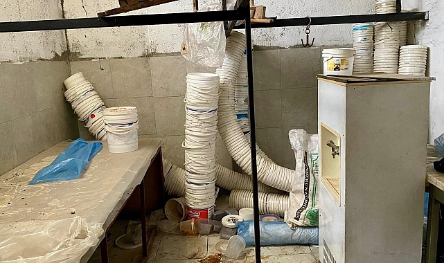 Süt ürünleri imalathanesinde mide bulandıran görüntülere zabıta mührü