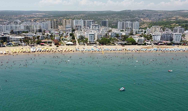 Tatilciler Mersin'e akın etti, sahiller doldu