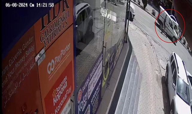 Ticari araç ile elektrikli scooterın çarpışma anı güvenlik kamerasında