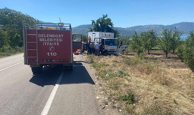 Traktör ile kamyonet çarpıştı: 3 yaralı